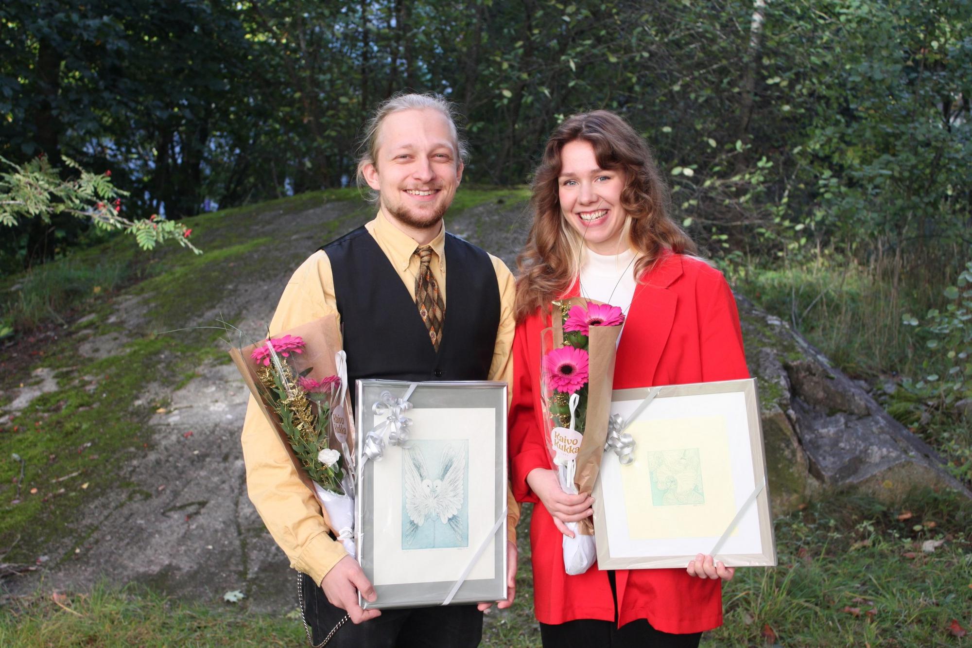 Nuoret taiteilijat Emma Kantelinen ja Altti Kiuru saivat Paavo Väyrysen rahaston palkinnot 